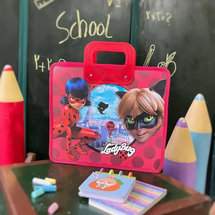 دختر کفشدوزکی